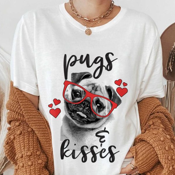 Pugs And Kisses Red Hearts Valentine Gift T-Shirt