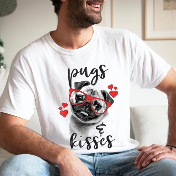 Pugs And Kisses Red Hearts Valentine Gift T-Shirt
